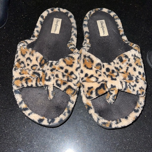 Dearfoams Leopard Print Slippers - Picture 1 of 4